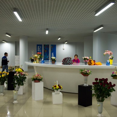 2014-02-18  OLYMPISCHE WINTERSPIELE SOTSCHI, BLUMEN-VERKÄUVERIN IM PRESSEZENTRUM
